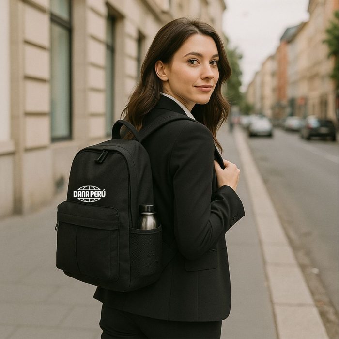 Fabricantes de mochilas corporativas para laptop con logo estampado y bordado. Resistentes, elegantes y duraderas, fabricadas por Dana Perú a precios económicos. Envíos a provincias.